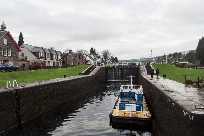 Las esclusas del canal permiten a los barcos salvar los desniveles del terreno.