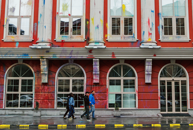 Huellas de la "Colorfoul Revolution" en un edificio del Gobierno