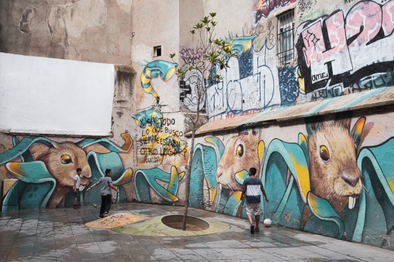Espectacular graffiti en medio del Barrio Gótico